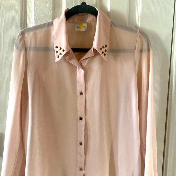 Beautiful Sis Sis/ brand sheer light Pink Blouse w/stud detailing on Collar. ND - Picture 4 of 13
